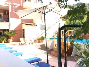 Utomhuspool och solstolar