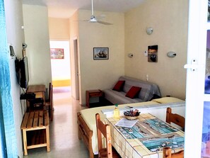 Appartamento, 1 camera da letto | Area soggiorno | TV a schermo piatto