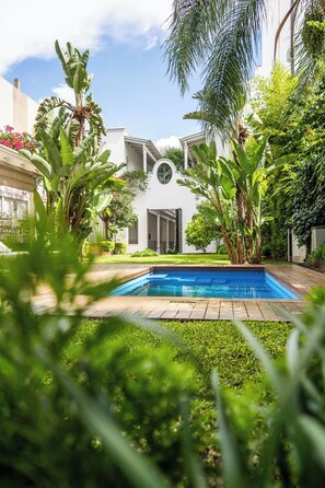 Una piscina al aire libre