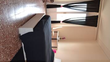 Camera doppia, bagno condiviso (Balcony) | Copriletto in piuma, una scrivania, Wi-Fi gratuito, lenzuola