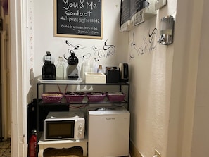 Habitació doble, bany compartit (Balcony) | Cobrellits, escriptori, wifi gratuïta i roba de llit