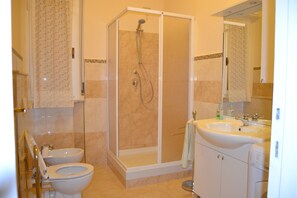 Douche, articles de toilette gratuits, sèche-cheveux, bidet