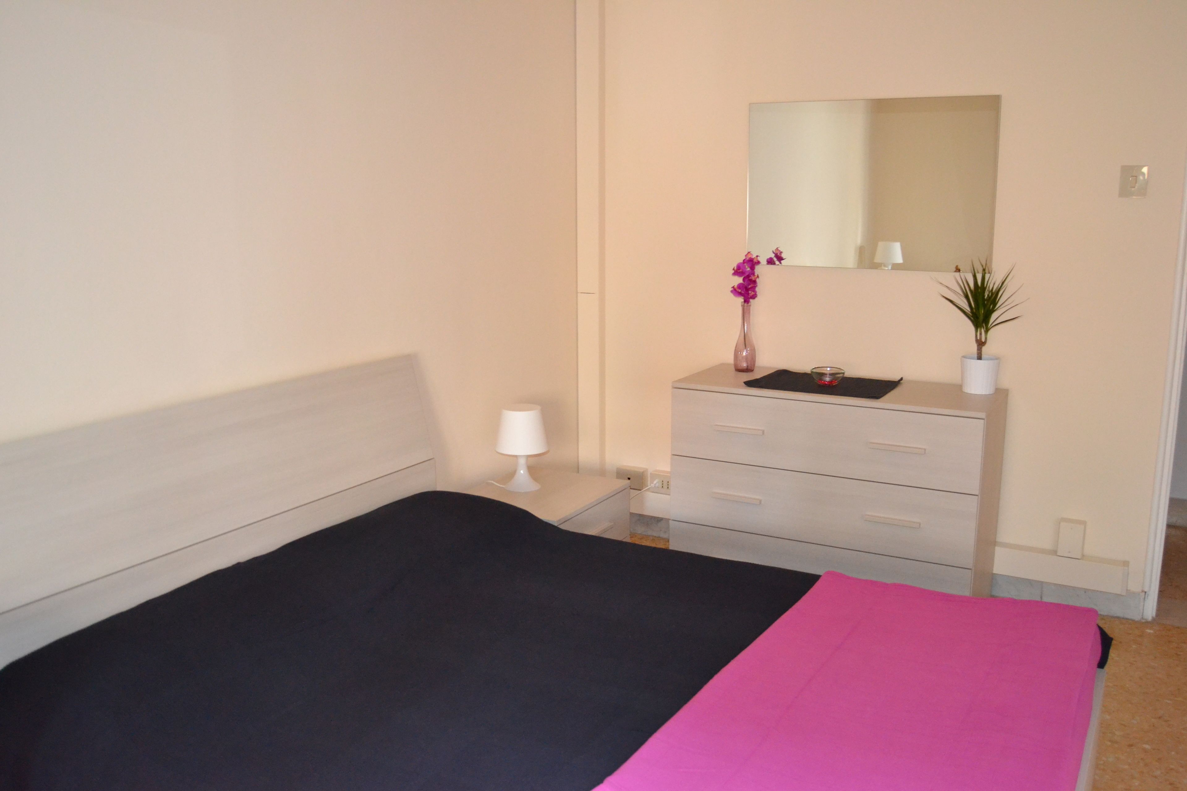 Doppelzimmer, Gemeinschaftsbad | Daunenbettdecken, Schreibtisch, kostenloses WLAN, Bettwäsche