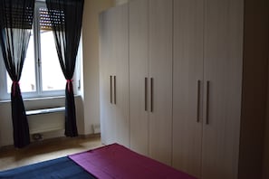 Double Room, Shared Bathroom | Down comforters, desk, free WiFi, bed sheets - You & Me (Pisa)