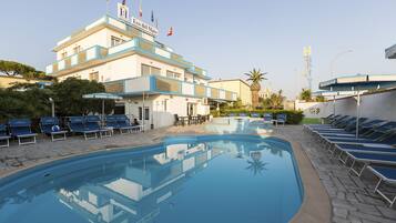 Piscine extérieure (ouverte en saison)