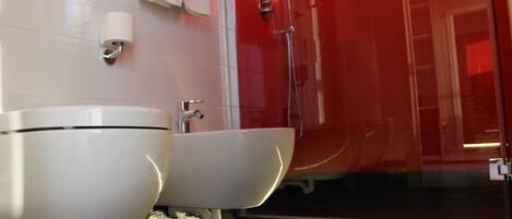 Une salle de bain moderne avec deux lavabos blancs, des toilettes et une douche.