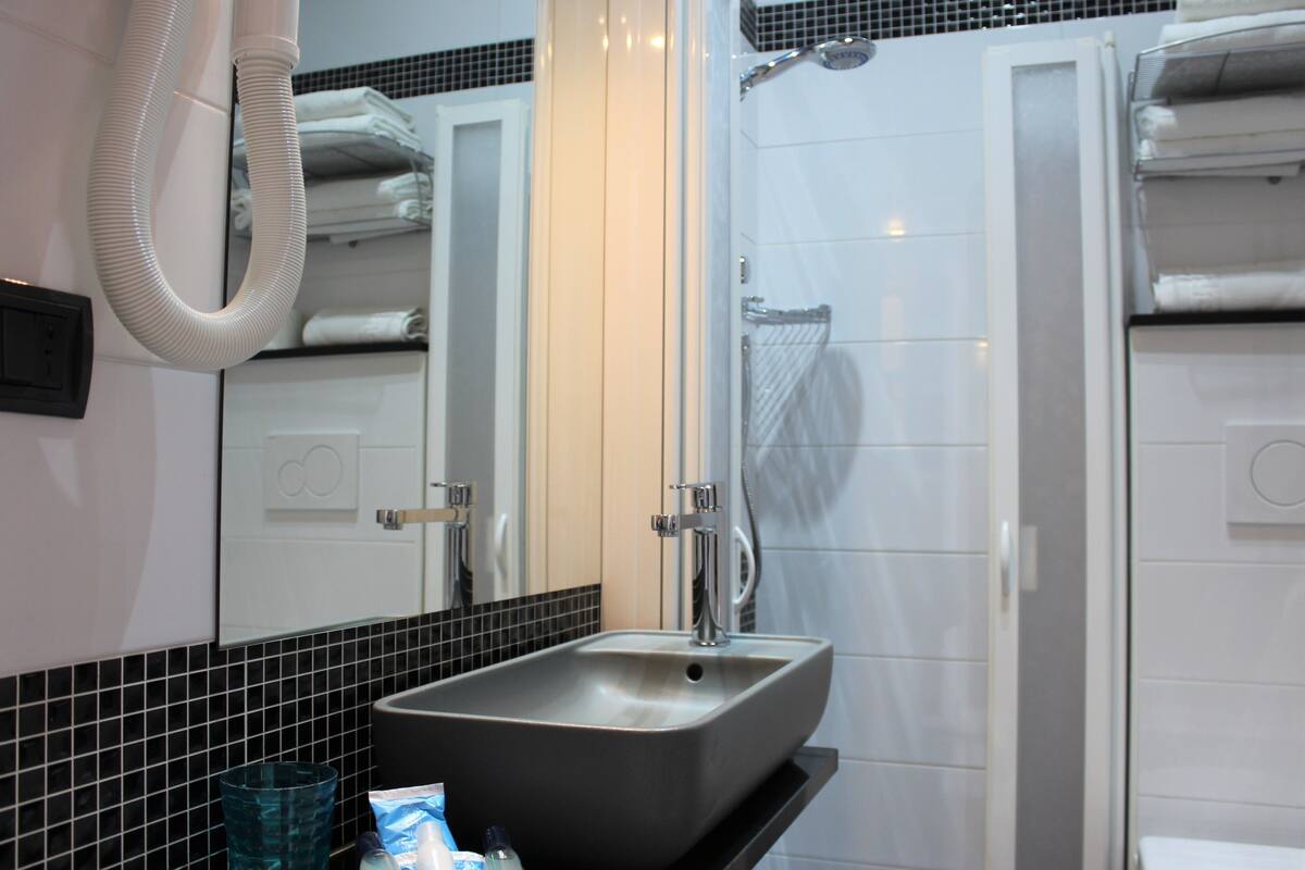 double room, sea view | bathroom | shower, free toiletries, hair dryer, bidet