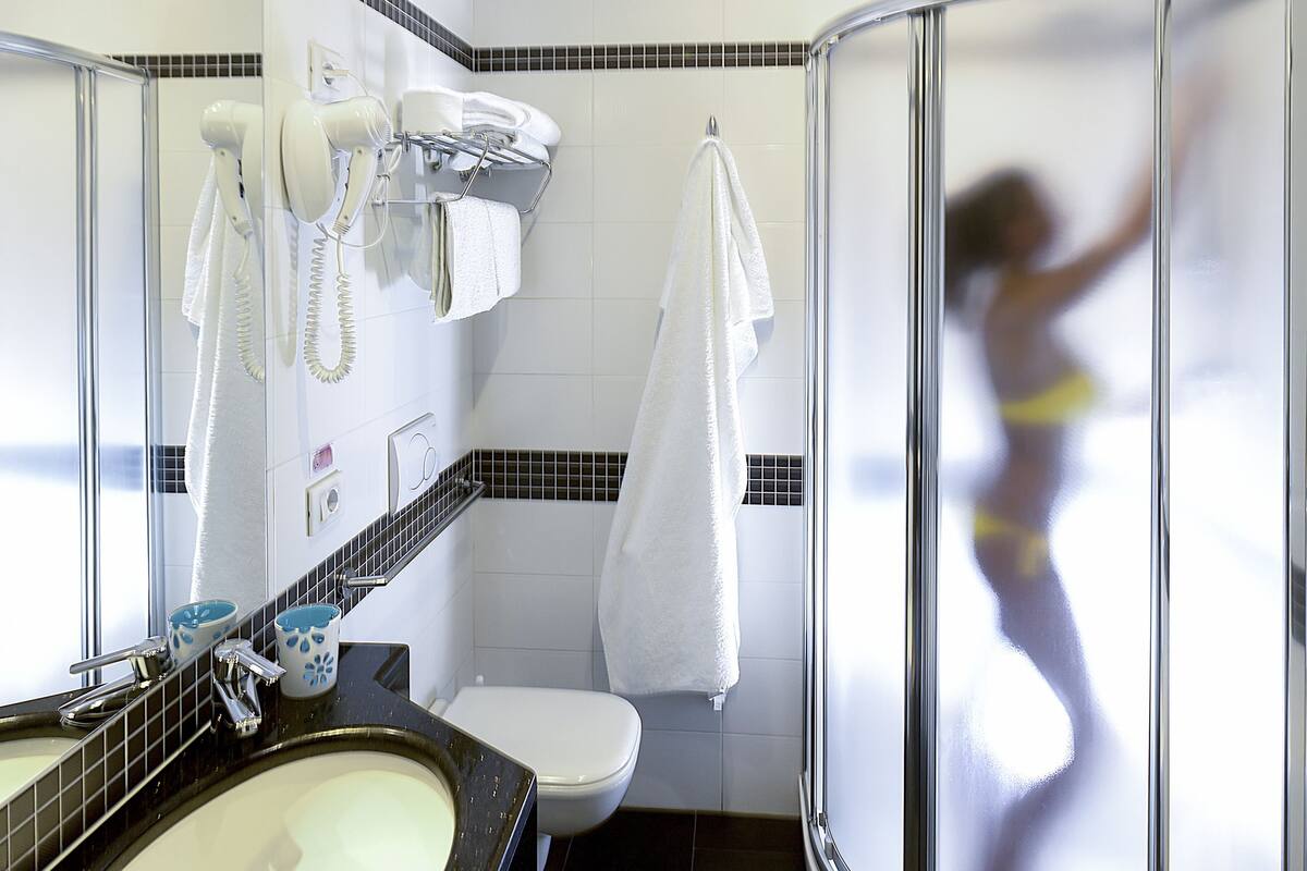 triple room | bathroom | shower, free toiletries, hair dryer, bidet