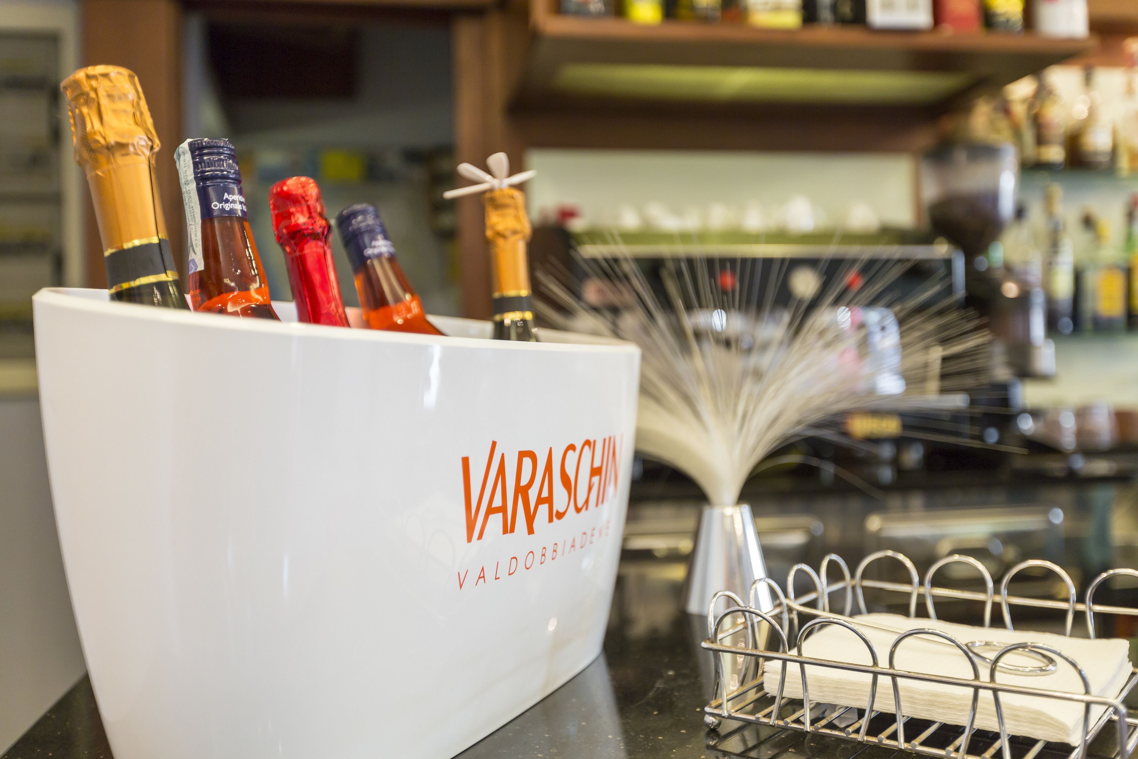 Una zona de bar con un recipiente blanco etiquetado como 