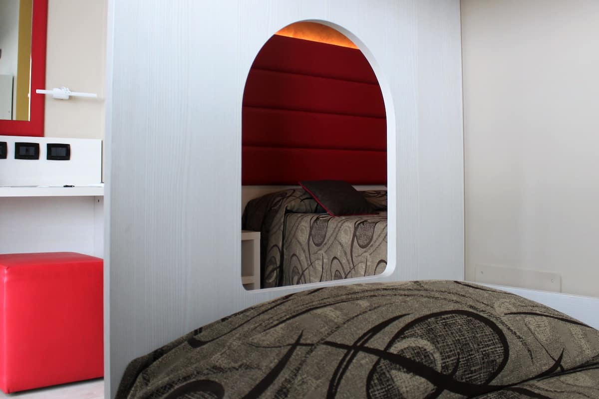 Driepersoonskamer, uitzicht op zee | Een minibar, een kluis op de kamer, een bureau, geluiddichte muren