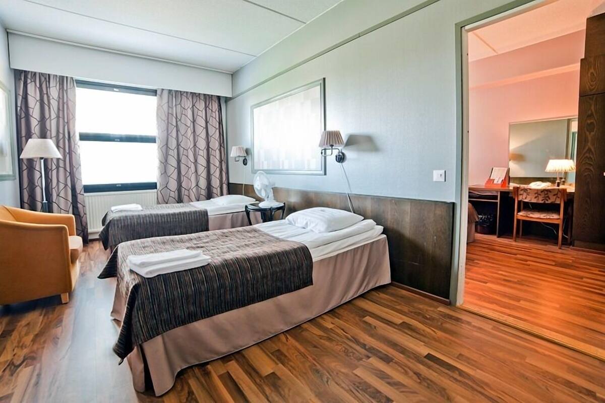 Minibar, desk, free WiFi