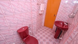 Standard Room | Bathroom | Shower, free toiletries, towels - OYO 433 Paradise Resort (Kandy)
