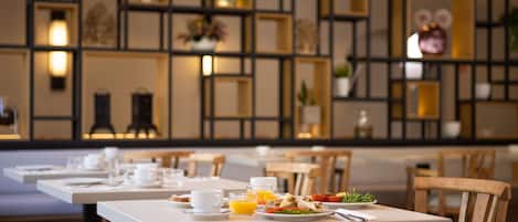 Tägliches Frühstücksbuffet (12 EUR pro Person)