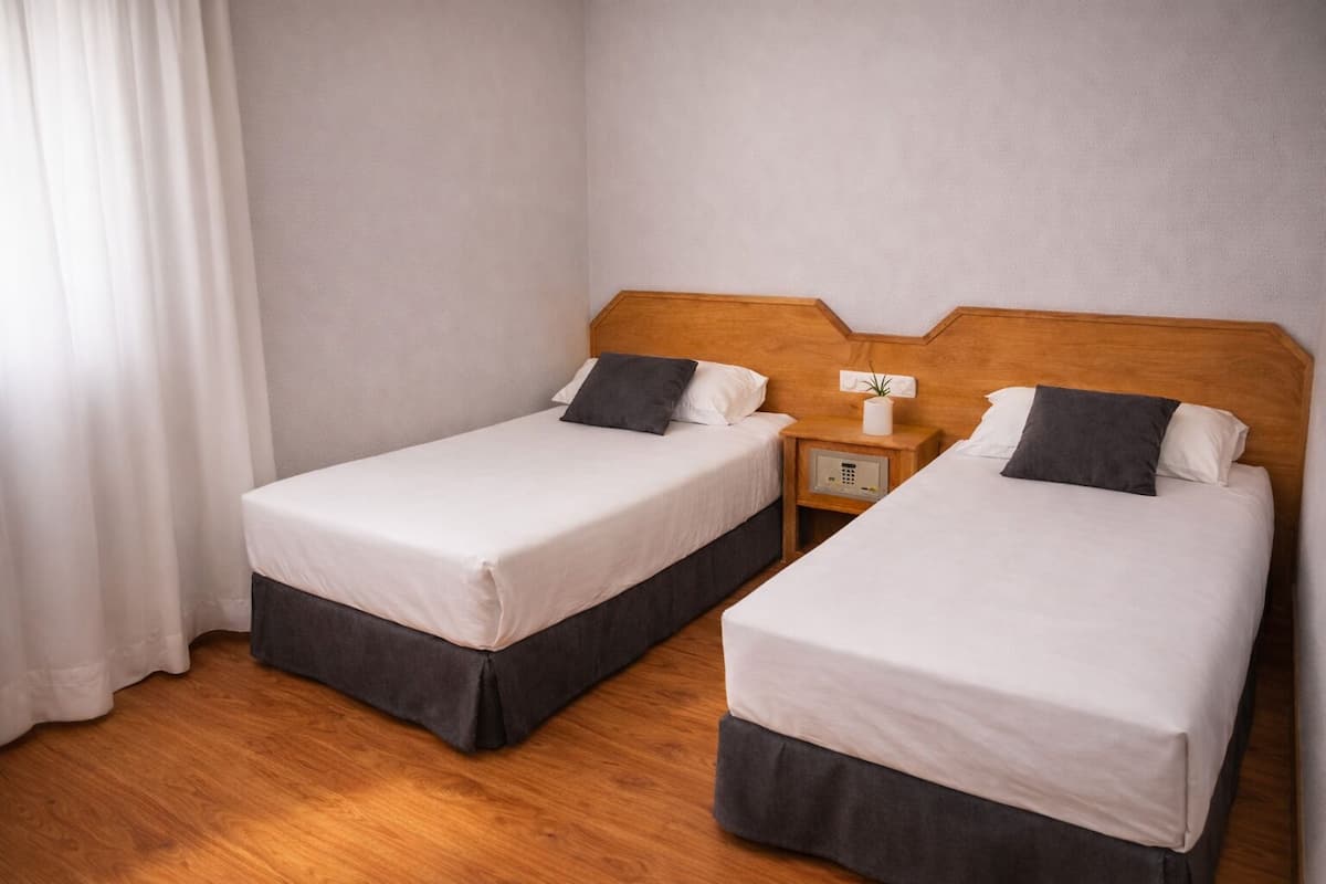 Habitación estándar doble (2 pax) | 房內夾萬、書桌、免費 Wi-Fi、床單