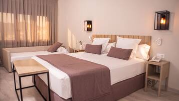 Een kluis op de kamer, een bureau, gratis wifi, beddengoed