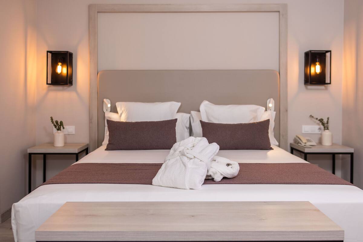 habitación doble superior (2 pax) | 1 bedroom, in-room safe, desk, free wifi