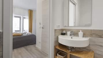 Double Room | Bathroom | Free toiletries, hair dryer, slippers, towels