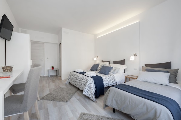 Chambre Triple Confort, plusieurs lits | Bureau, chambres insonorisées, fer et planche à repasser, Wi-Fi gratuit