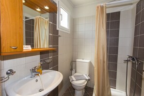 Double Room, Garden View | Bathroom | Shower, free toiletries, hair dryer, towels