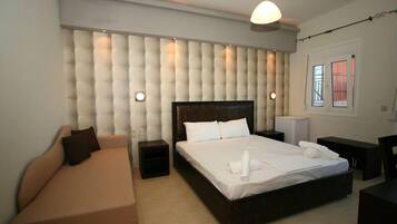 Triple Room, Garden View | Soundproofing, free WiFi, bed sheets