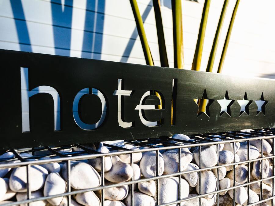 En hotellskylt med ordet ”hotell” och tre stjärnor.