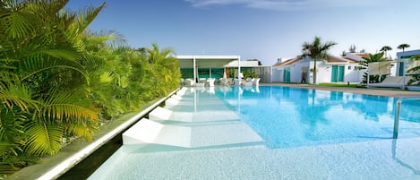 Ulkouima-allas, aurinkovarjoja, aurinkotuoleja