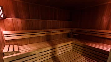 En sauna med træbænke og skråt gulv.