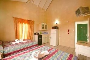 Superior vierpersoonskamer | Individueel gemeubileerd, een laptopwerkplek, verduisterende gordijnen