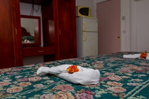 Superior vierpersoonskamer | Individueel gemeubileerd, een laptopwerkplek, verduisterende gordijnen