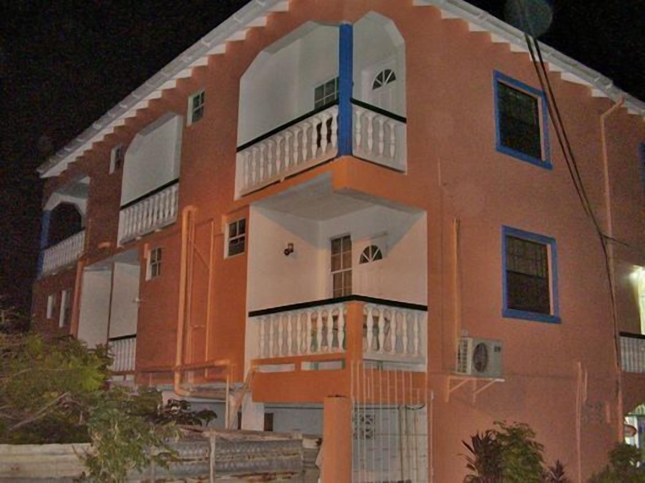 Fachada de la propiedad por la tarde o noche