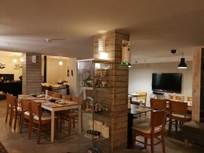 Daily buffet breakfast (USD 12 per person)