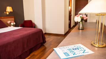Een laptopwerkplek, verduisterende gordijnen, gratis wifi, beddengoed