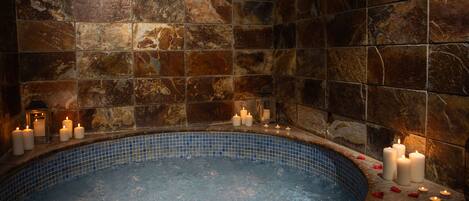 Een sauna, een bubbelbad, warm/mineraalwaterbronnen