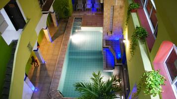 Alberca al aire libre y camastros