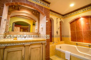 Rainfall showerhead, free toiletries, hair dryer, towels - Hotel Suites Flamboyanes (Mérida)
