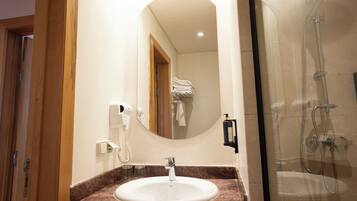 Suite Sénior | Salle de bain | Douche, douche à « effet pluie », articles de toilette gratuits