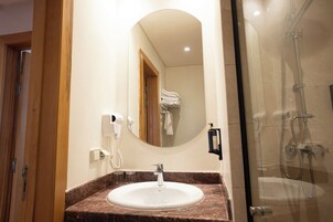 Senior Suite | Bathroom | Shower, rainfall showerhead, free toiletries, towels