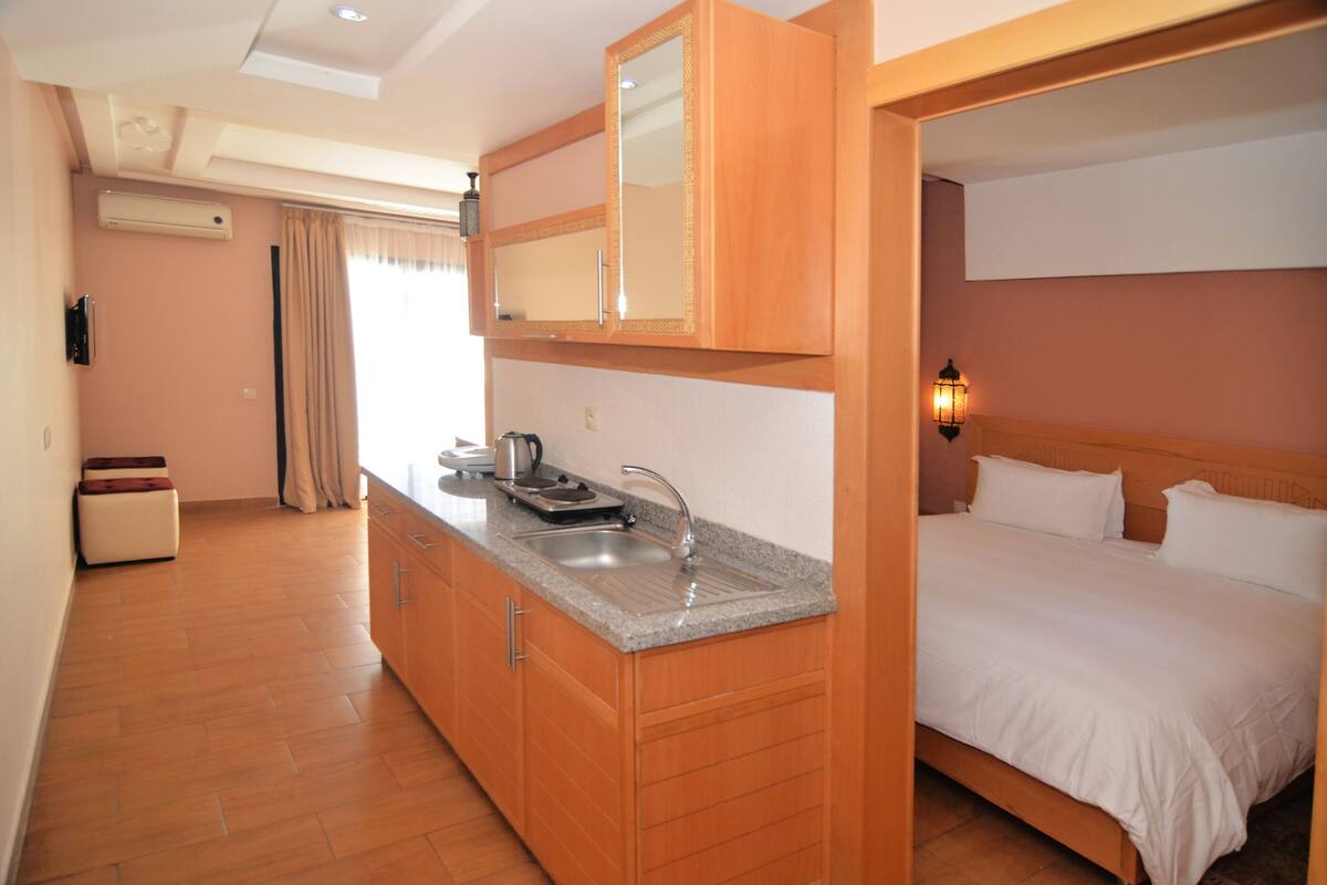 Private kitchen | Fridge, stovetop, cookware/dishes/utensils