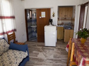 Departamento, 1 habitación, vista al mar | Área de sala de estar | Televisión LCD 
