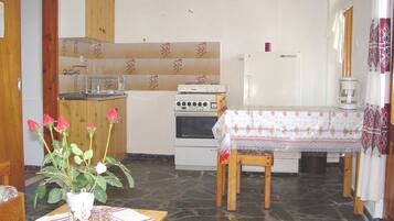 Appartement, 1 chambre, vue mer | Coin séjour | Télévision LCD