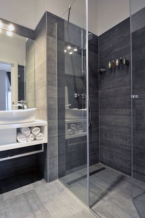 Ducha, artículos de tocador gratuitos, secador de pelo, batas