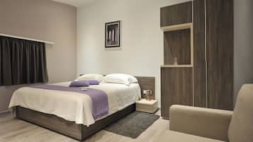 Habitación doble superior (Fontana) | Ropa de cama de alta calidad, caja fuerte, escritorio y cortinas opacas