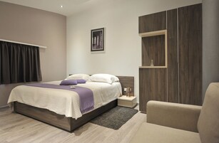 Quarto casal superior (Fontana) | Roupas de cama premium, cofres nos quartos, escrivaninha