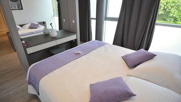 Une chambre d’hôtel avec un lit, un bureau et une fenêtre.