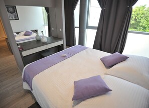 Estudio (Stosija) | Ropa de cama de alta calidad, caja fuerte, escritorio y cortinas opacas
