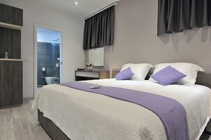 Quarto casal luxo | Roupas de cama premium, cofres nos quartos, escrivaninha