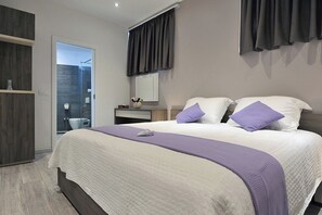 Ropa de cama de alta calidad y caja de seguridad en la habitación