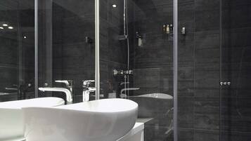 Standard Double Room | Bathroom shower