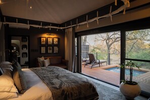 In-room safe, desk, free WiFi