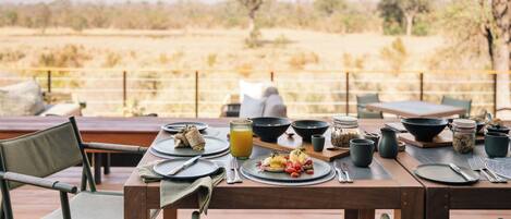 Mesa de comedor al aire libre con vistas a un paisaje árido.